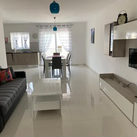 Sunshine - Modern Three Bedroom - No 3 *