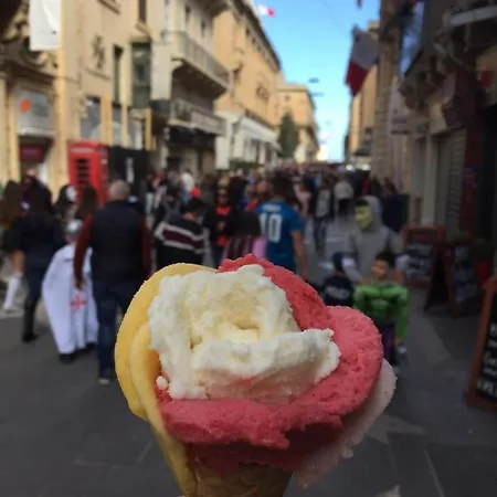 Sunshine - Modern Three Bedroom - No 3 アパート