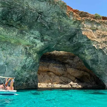 Sunshine - Modern Three Bedroom - No 3 アパート